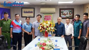 Can bo Phuong Tan Son Nhi tham Tran Doan Group